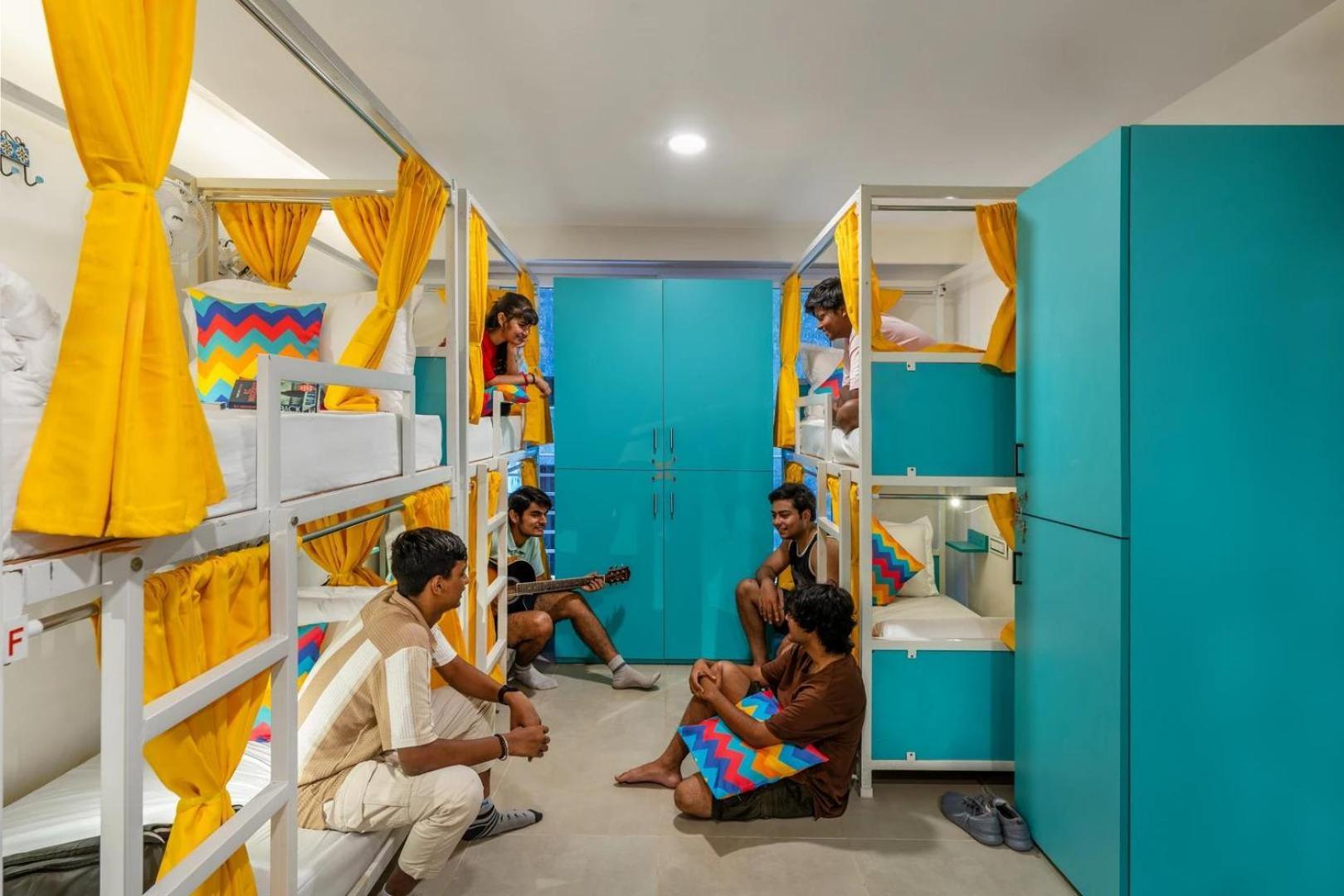 Bed in 8 Bed Mixed Dormitory Room with Ensuite Bathroom