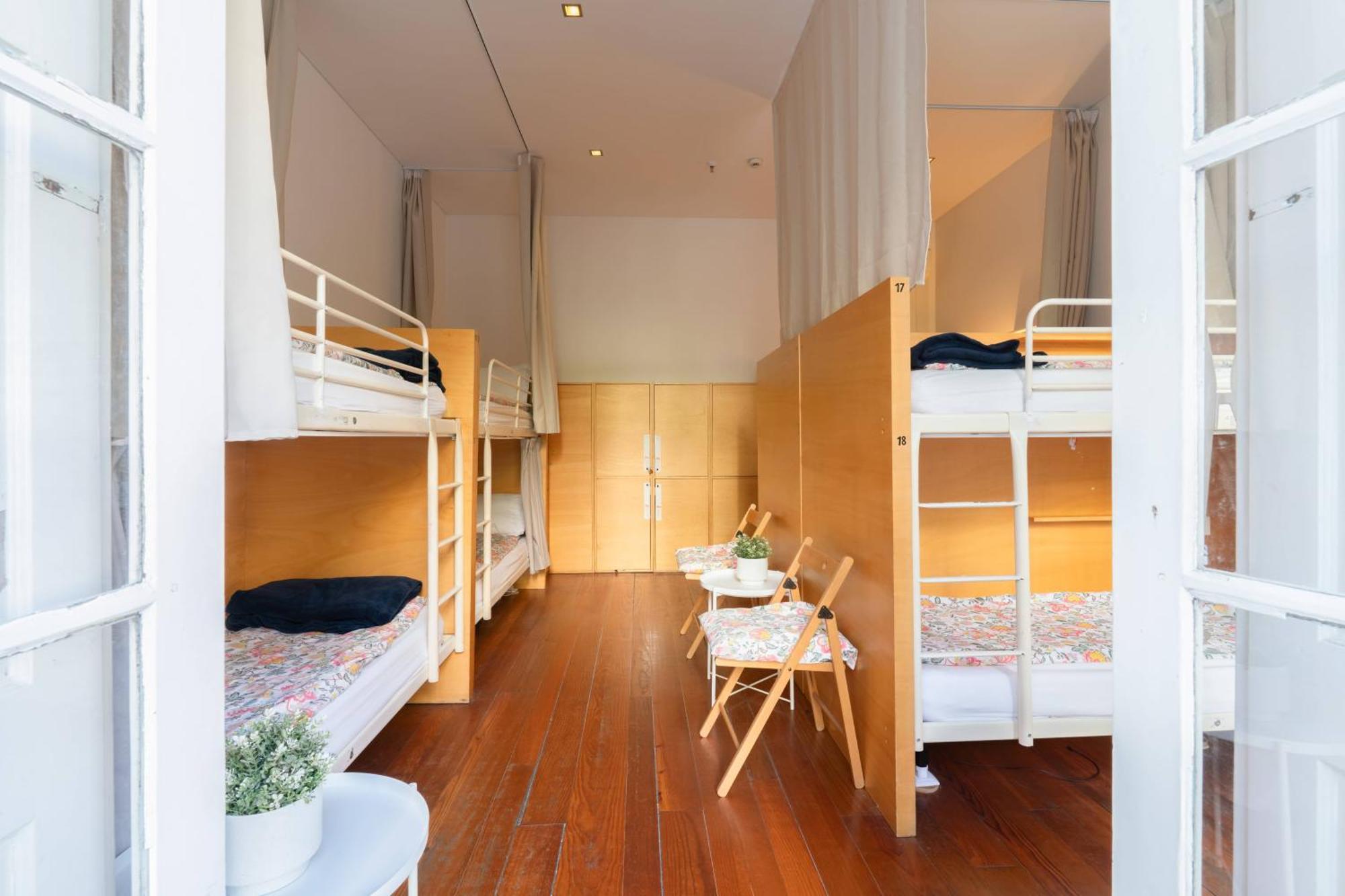 Bed Mixed 10-Bed Dormitory Room