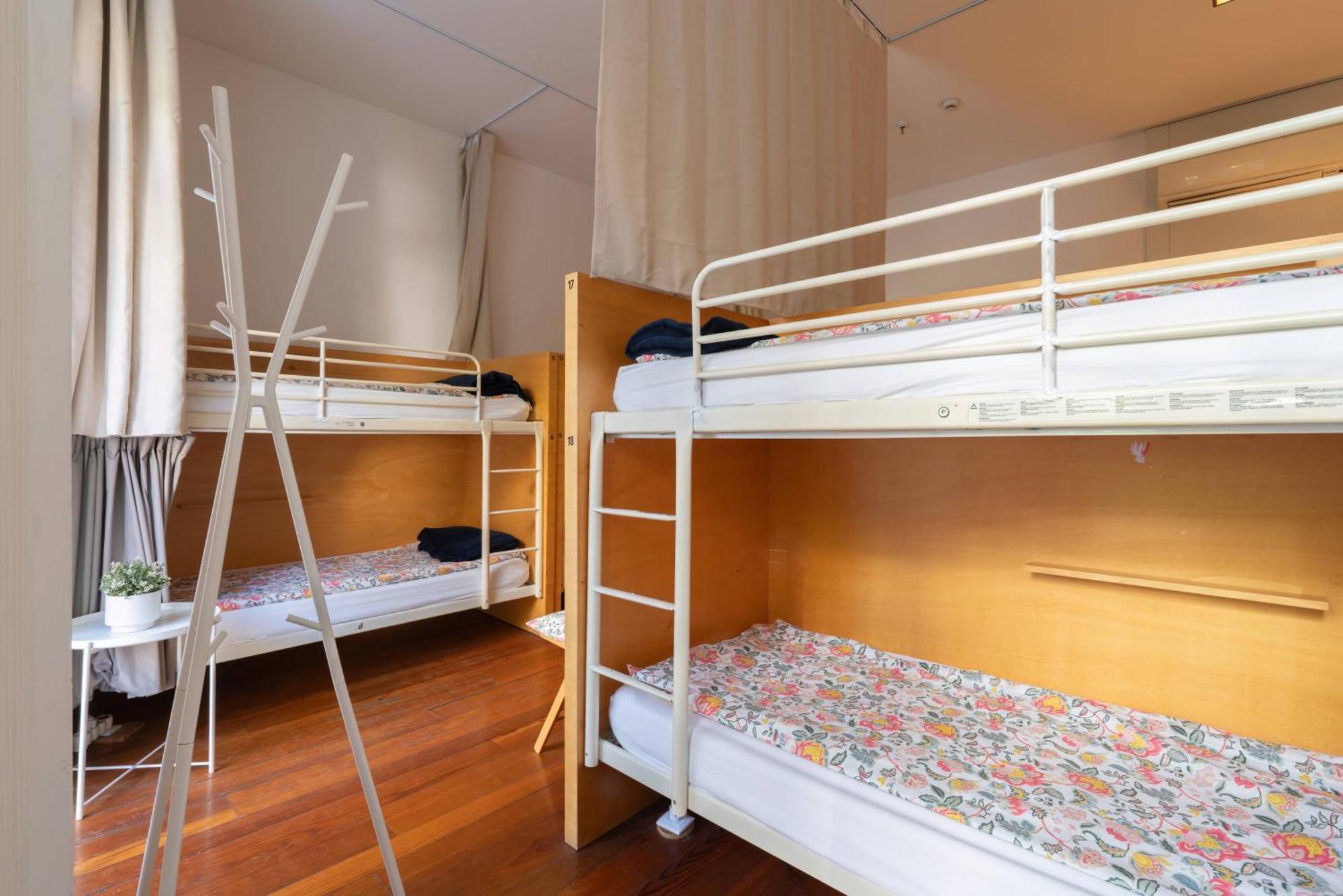 Bed Mixed 10-Bed Dormitory Room