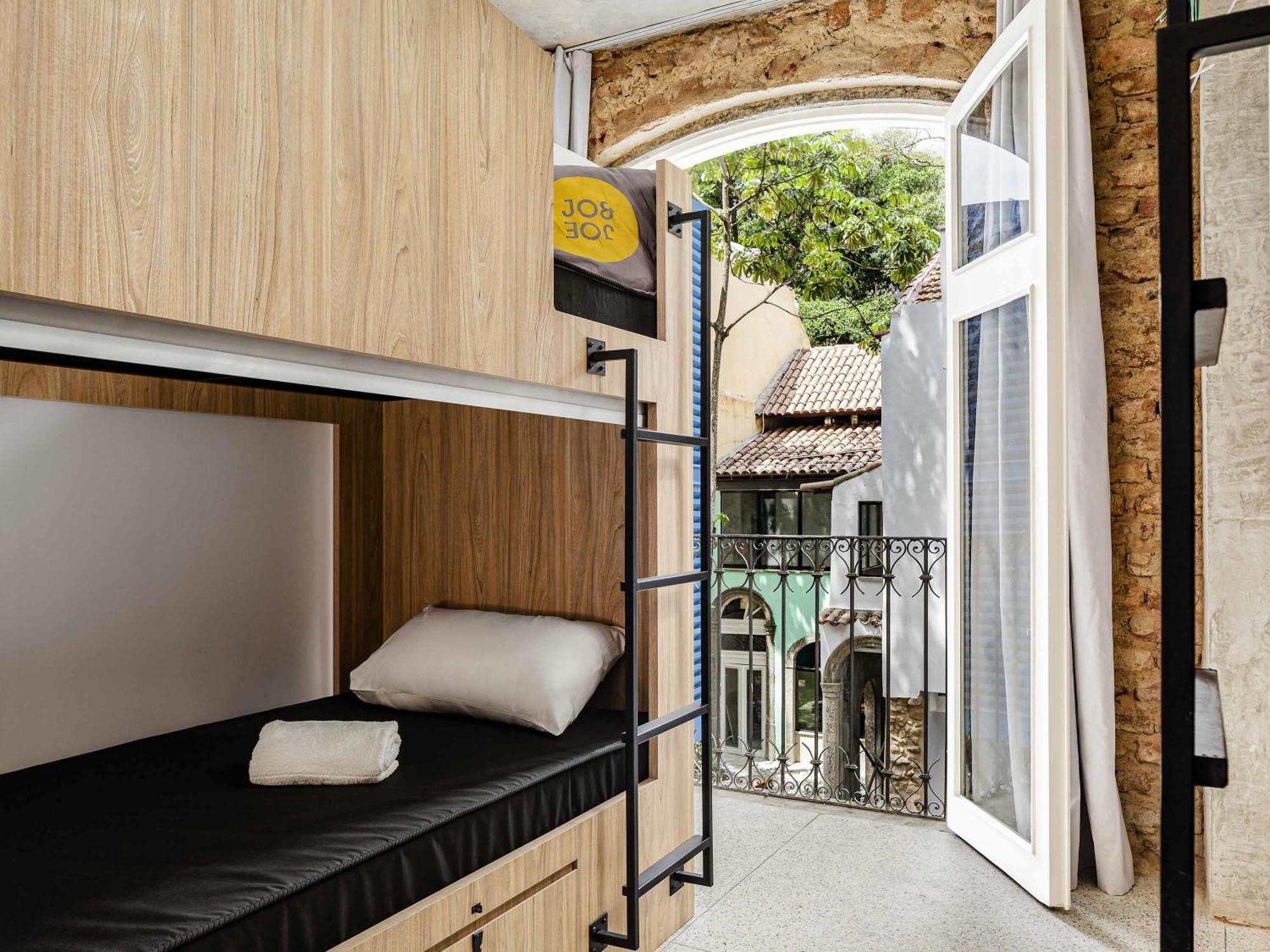Bed Eight-Person Mixed Dormitory Room