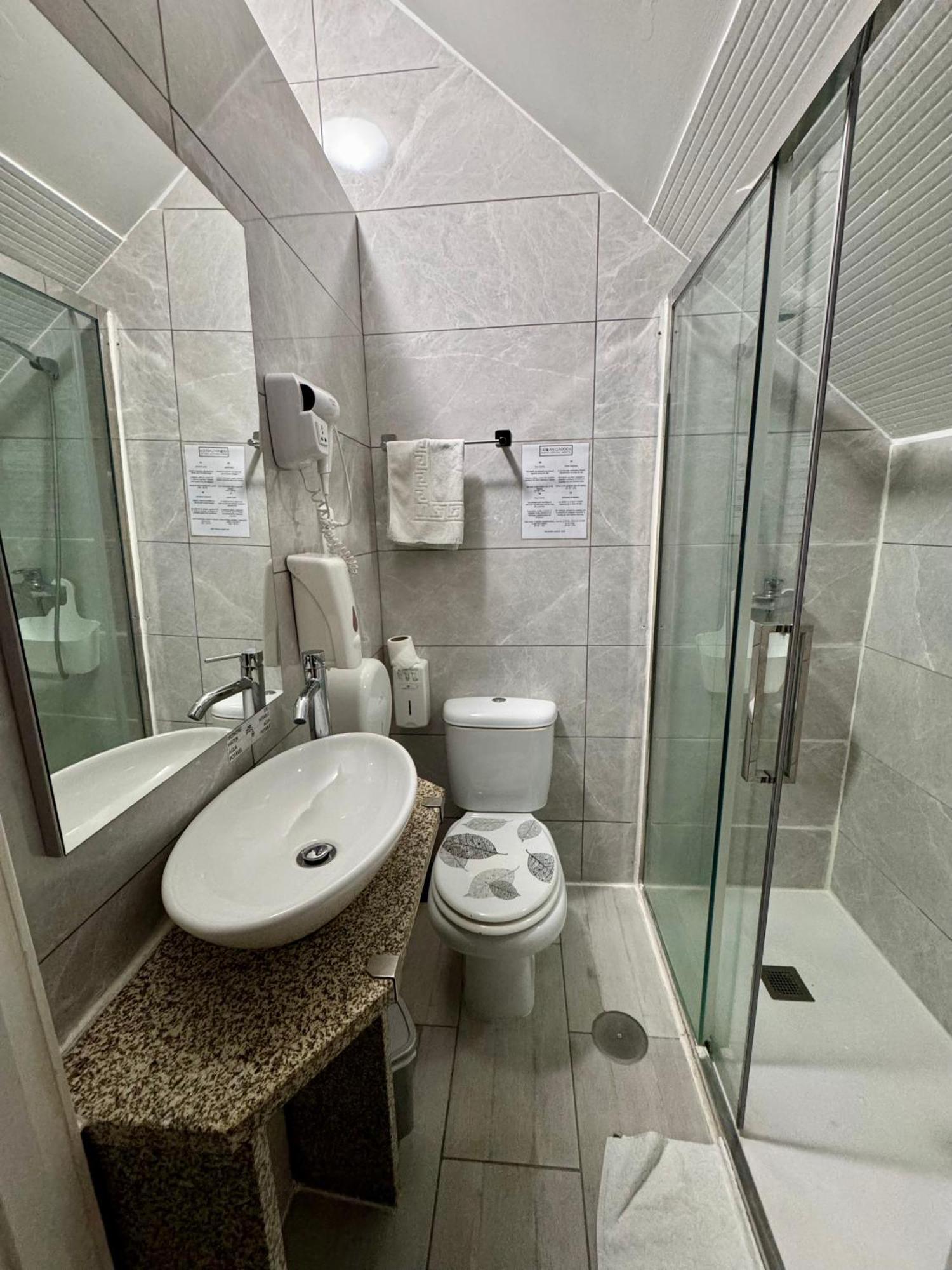Capsule 12-Bed Mixed Dormitory Room Private Bathroom