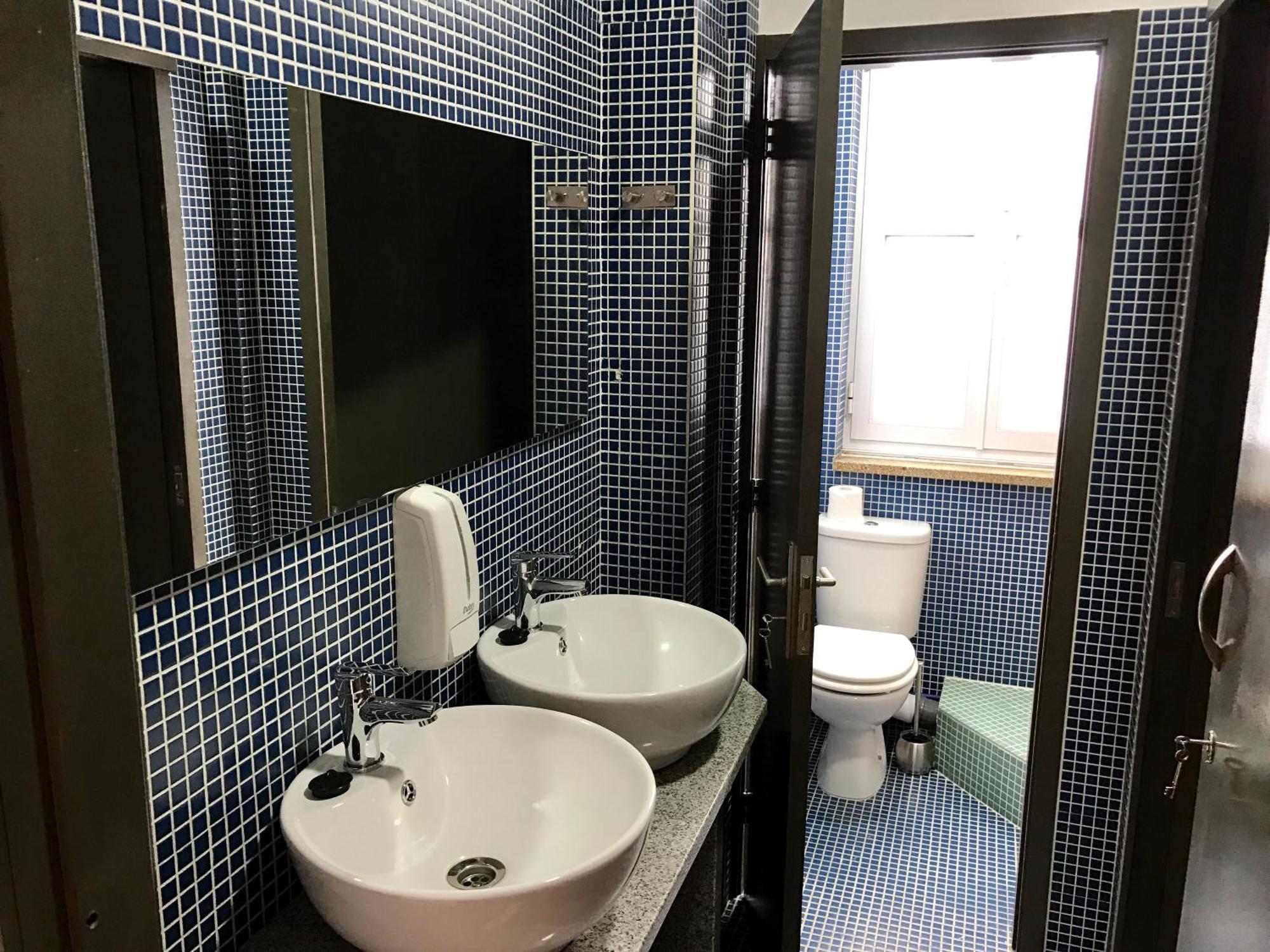 Capsule 12-Bed Mixed Dormitory Room Private Bathroom