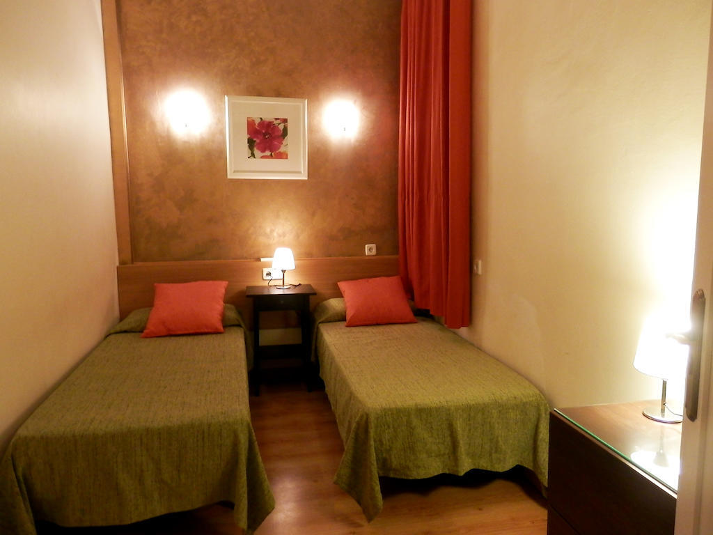 Basic Twin Room with Shared Bathroom,246927389:JPEG