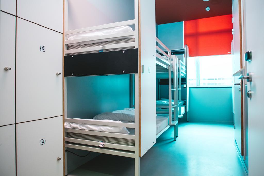 Altı Yataklı Yatakhanede 1 Yatak - En-suite Banyolu