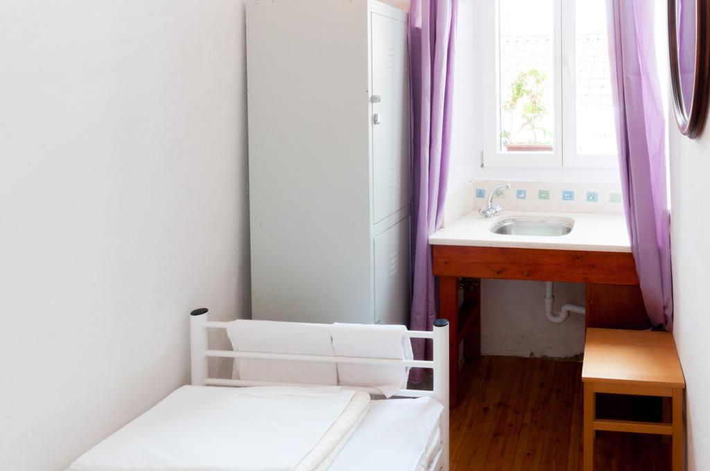 Single Room with Shared Bathroom,403559718:JPEG