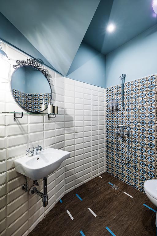 Deluxe Double Room Shower