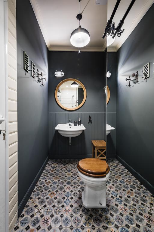 Deluxe Double Room Shower