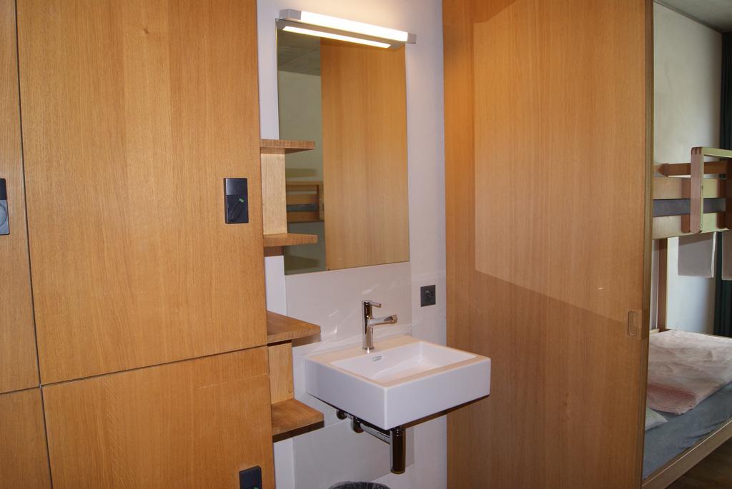 Bed 4-Bed Mixed Dormitory Room Shower,403914105:JPEG