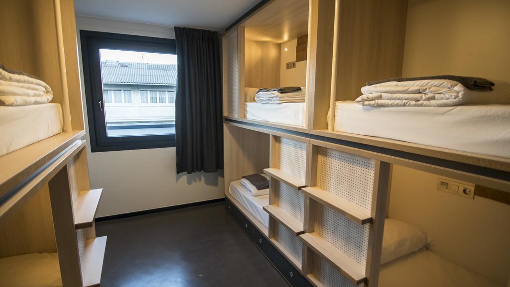 Bed in 6-Bed Mixed Dormitory Room with Shared Bathroom