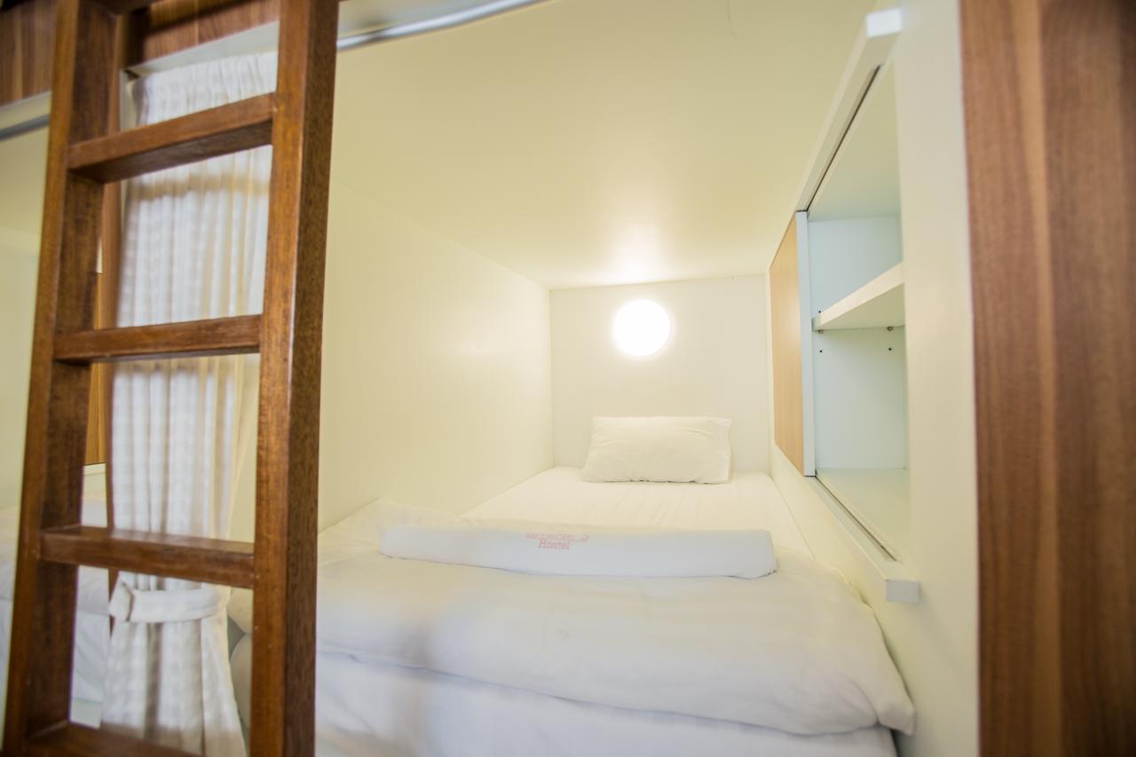 Single Bed in Mixed Dormitory Room