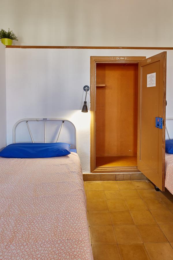 Single Bed in Mixed Dormitory Room