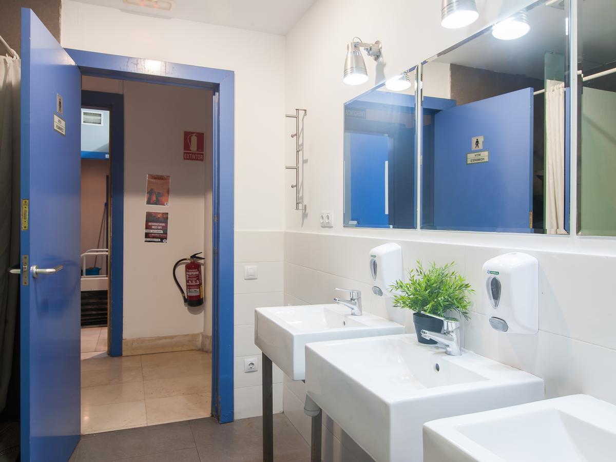 Bed in 4-Bed Female Dormitory Room with Shared Bathroom