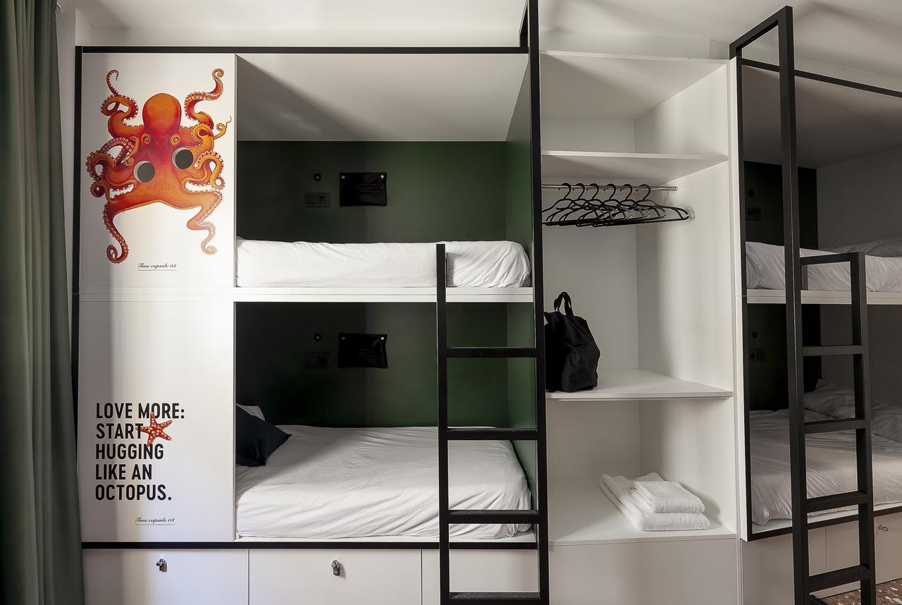 Bed 8-Bed Female Dormitory Room Bathroom