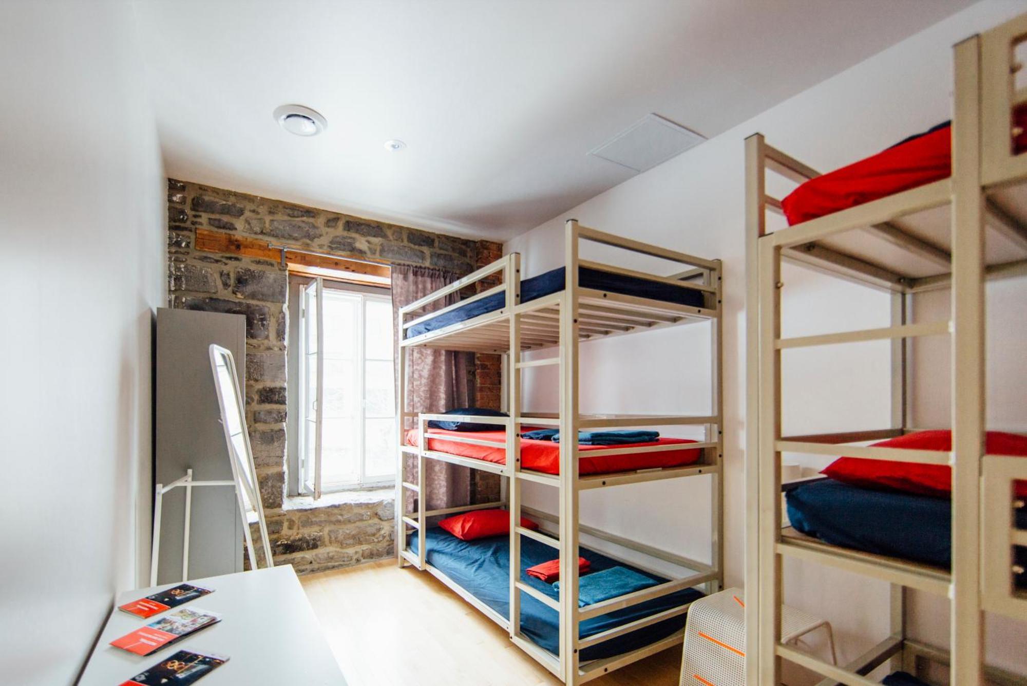 Single Bed in Mixed Dormitory Room