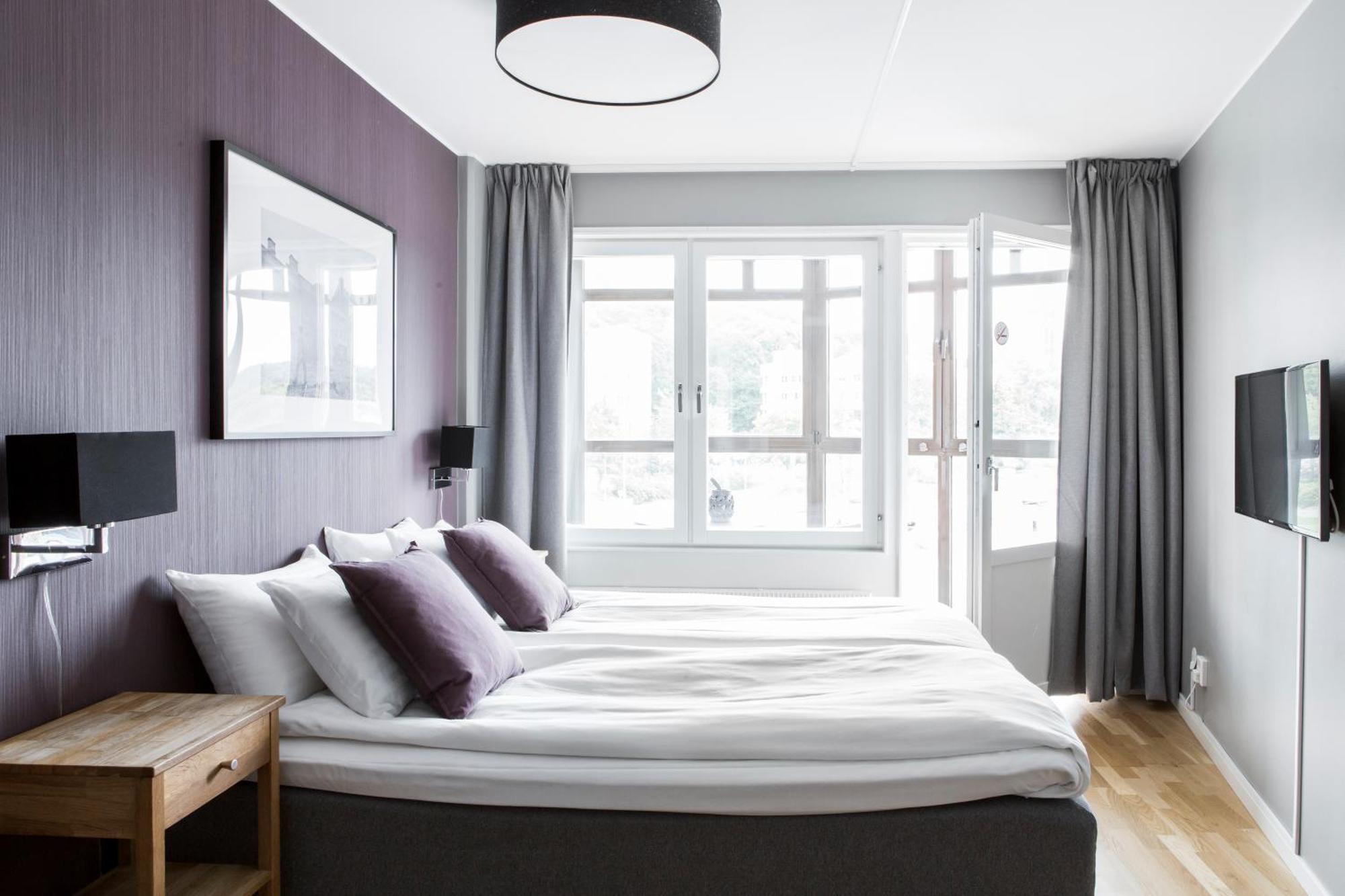 Standard Double Room with Shared Bathroom,706539985:JPEG