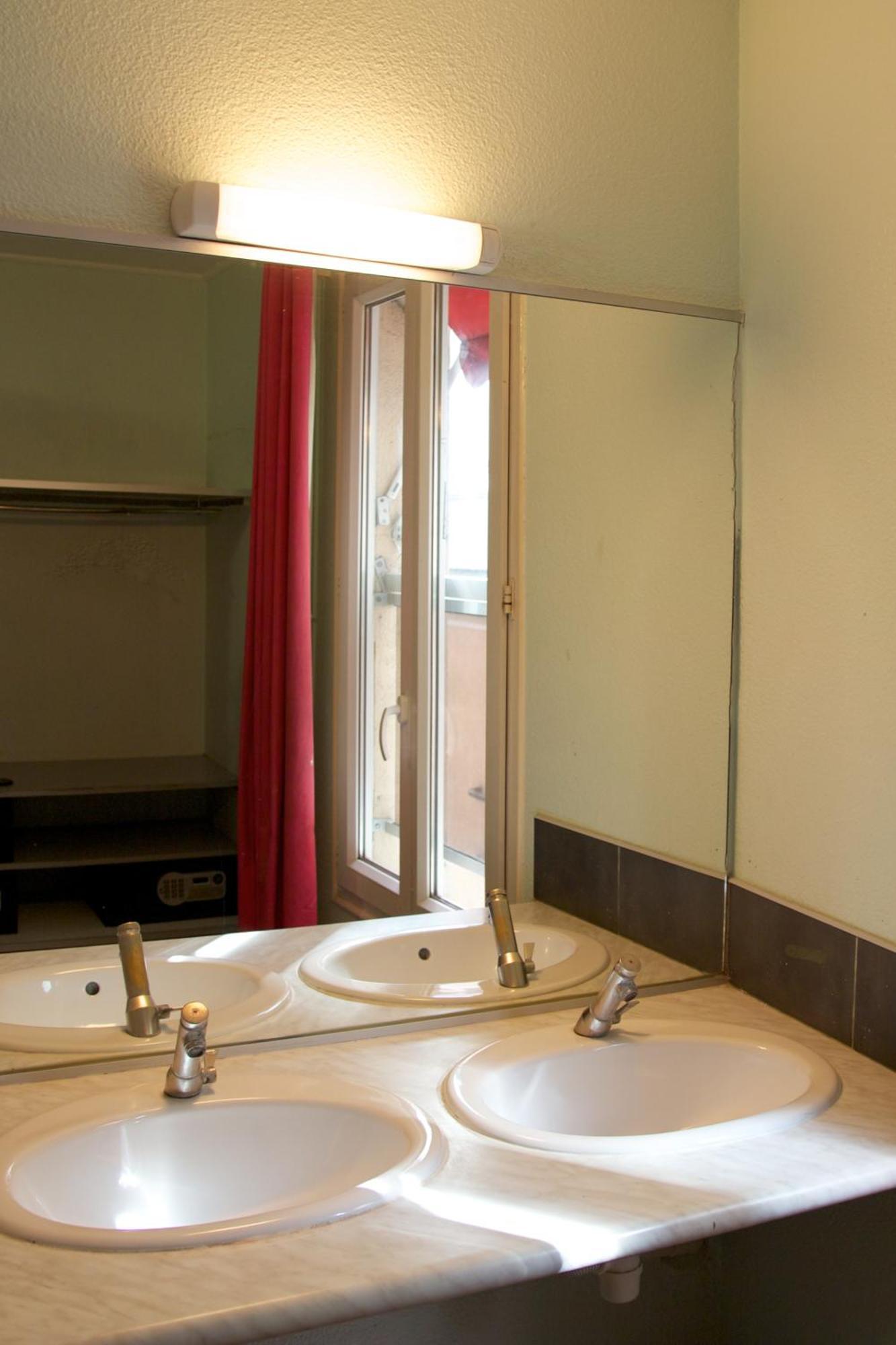 Twin Room with Shared Bathroom,713995297:JPEG