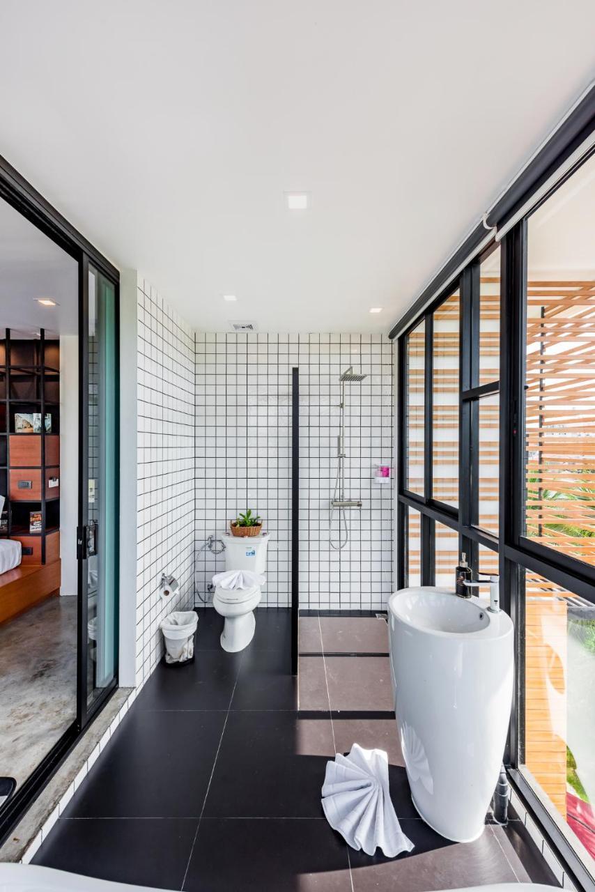 Executive Suite,718311115:JPEG