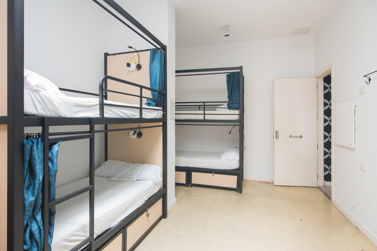 Bed in 8-Bed Mixed Dormitory Room with Shared Bathroom
