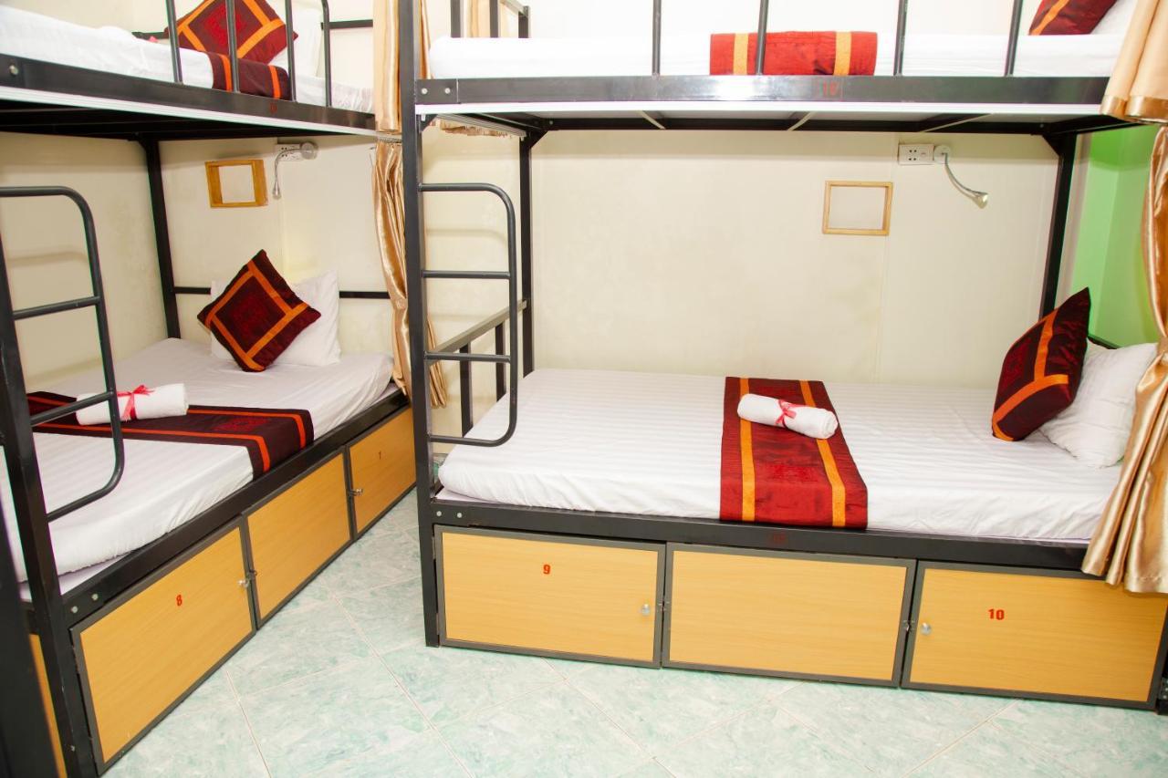 Bed 8-Bed Mixed Dormitory Room Balcony,736167106:JPEG