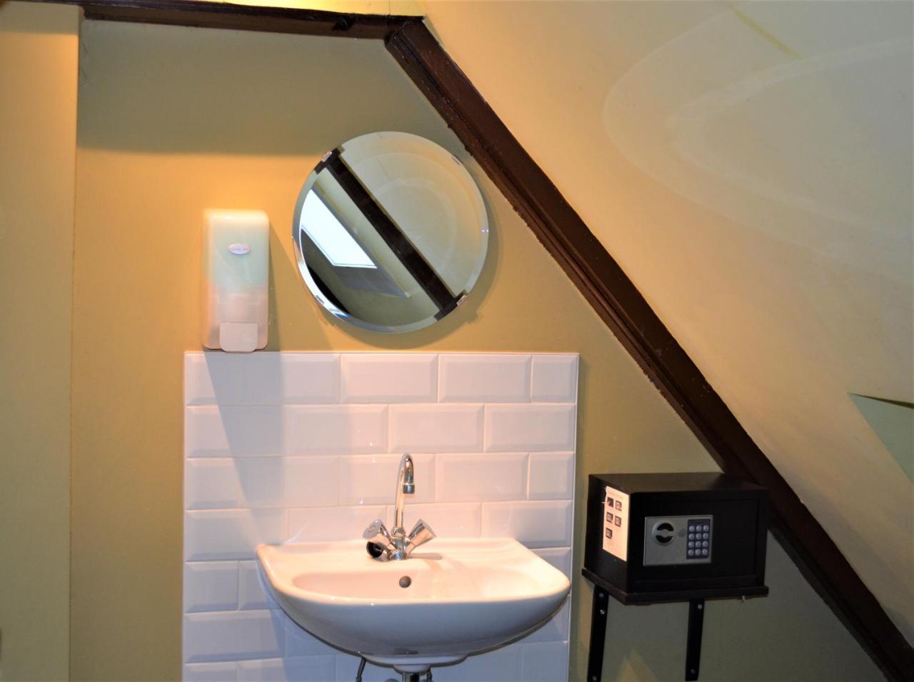 Twin Room with Shared Bathroom,818099516:JPEG