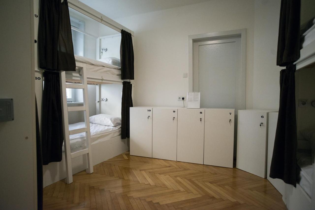 Bed 6-Bed Dormitory Room