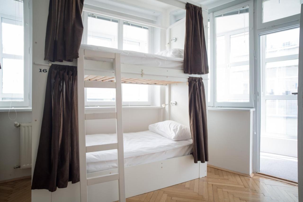 Bed 6-Bed Dormitory Room