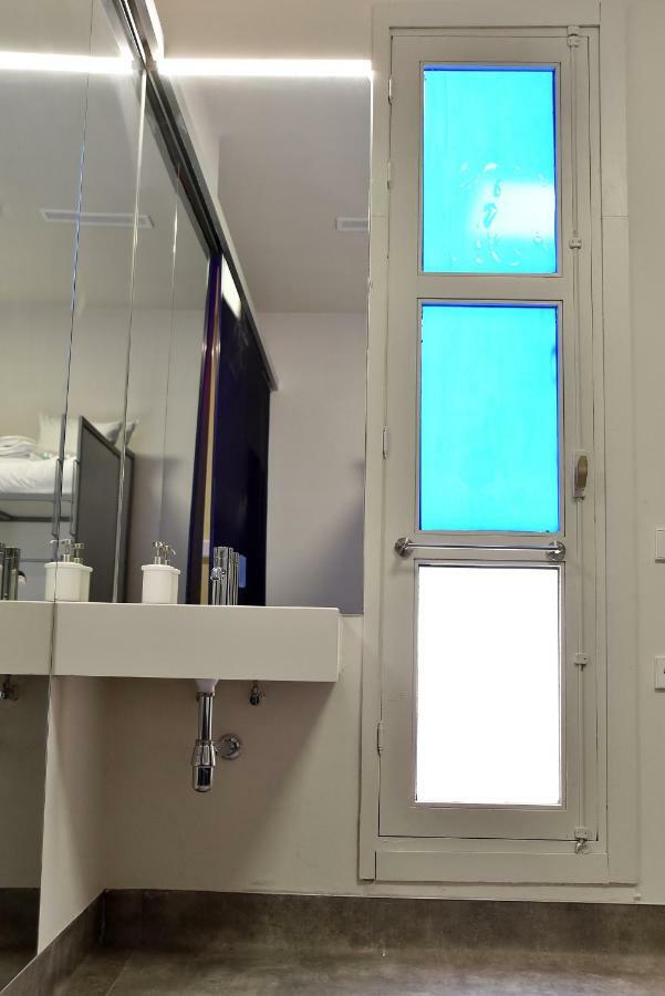 Triple Room Bathroom,830431985:JPEG