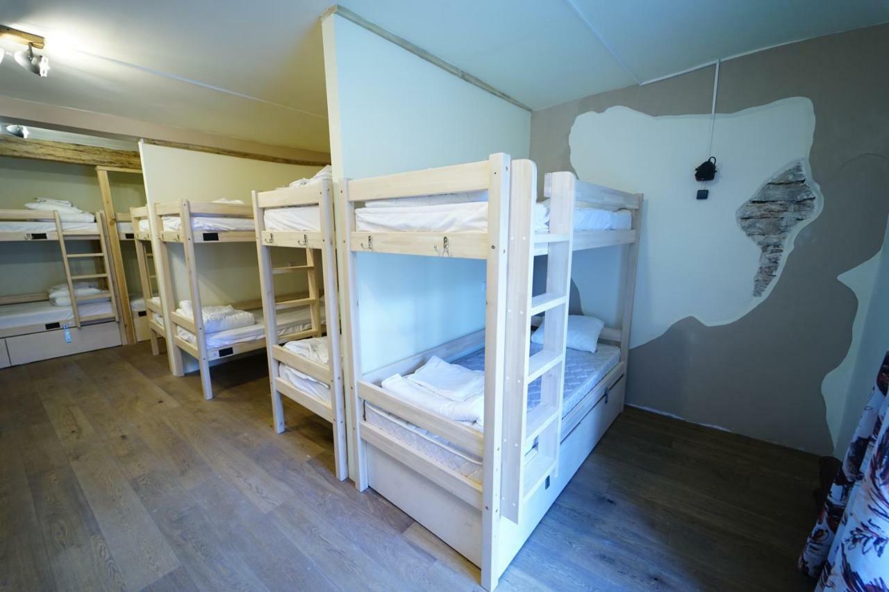 Seng på blandet 14-sengs sovesal