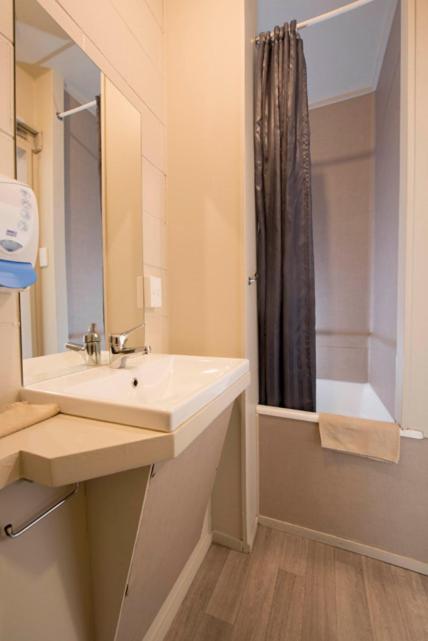 Single Room with Bathroom,929099680:JPEG