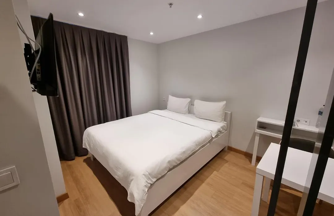 10M2 Hotel-1