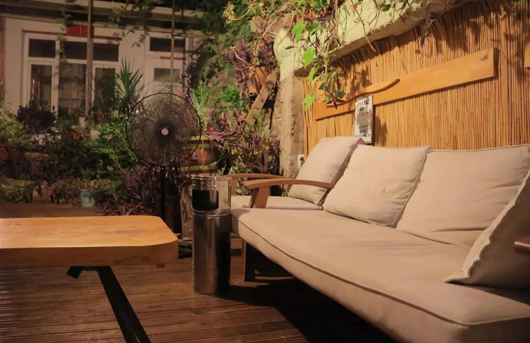 Lotus Garden Hostel Izmir-1