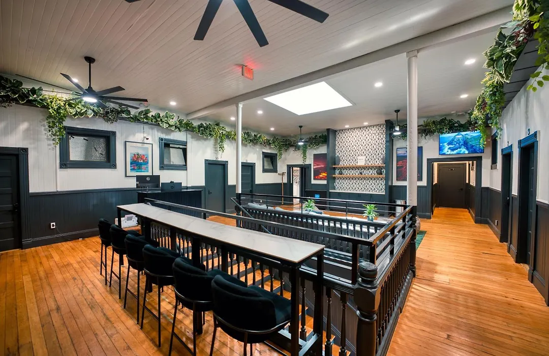 Howzit Hostels Hawaii-1
