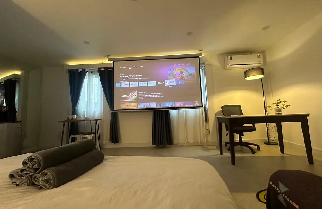 The White Den Sukhumvit 44-1