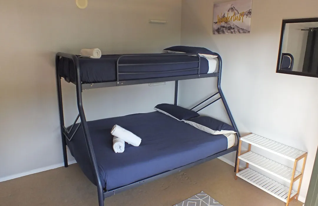 Bay Adventurer Backpackers & Apartments-1