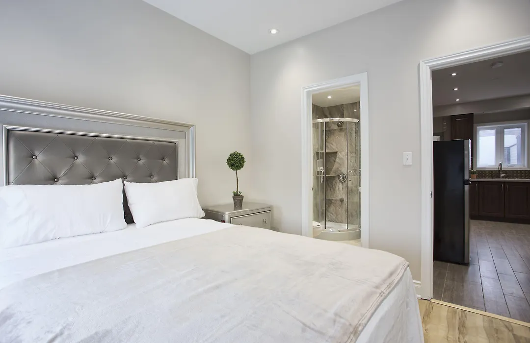 Toronto Rooms And Suites-1