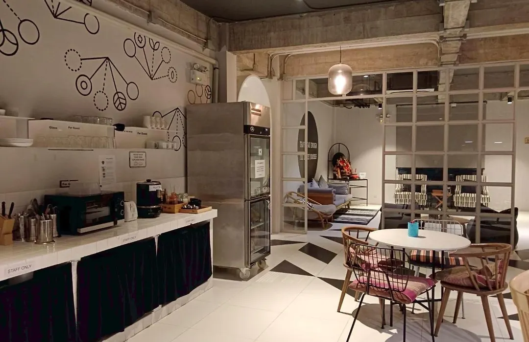 Bedspread Hostel (Adults Only)-1