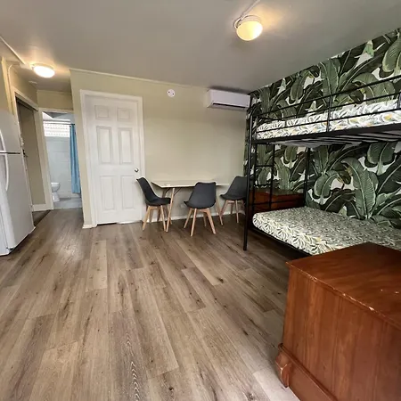 Waikiki Beachside Hostel-3