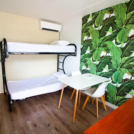 Waikiki Beachside Hostel-2