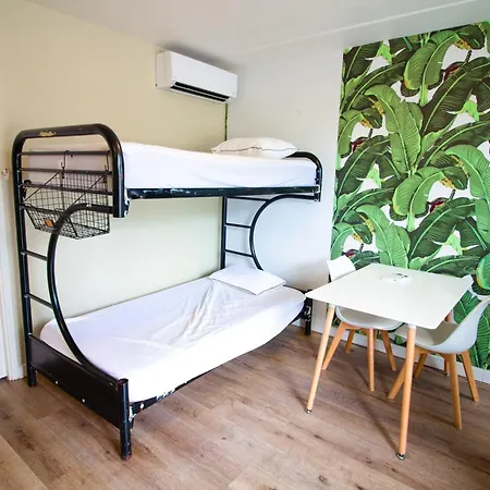 Waikiki Beachside Hostel-3