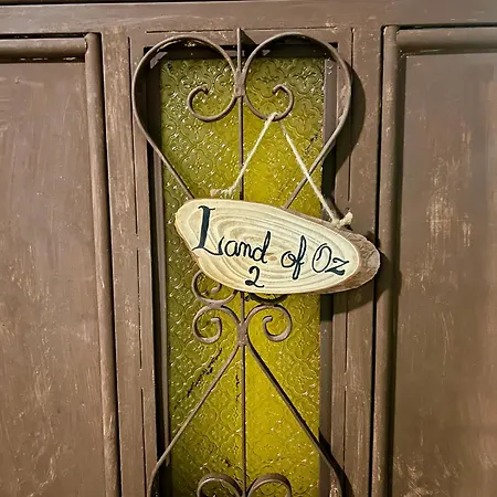 Budget Private Rooms - Wonderland B&B - Shuttle Services Available-3