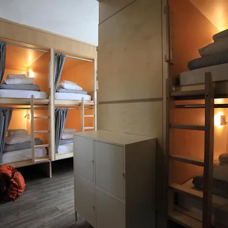 Saintlo Ottawa Jail Hostel-2