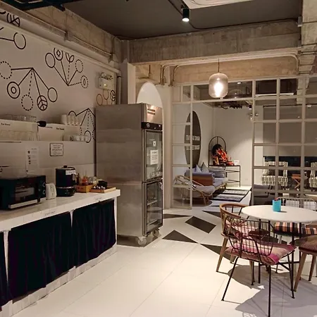 Bedspread Hostel (Adults Only)-2