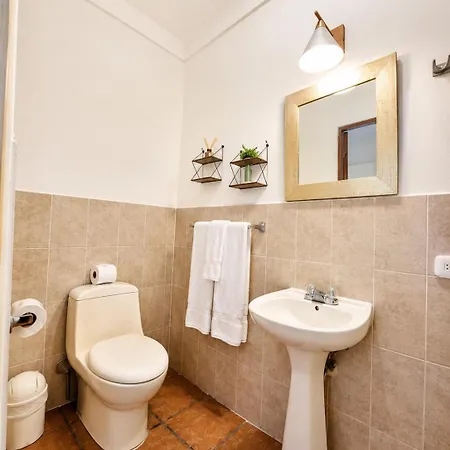 Yellow House Hostel B&B-2