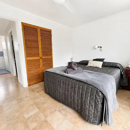 Pippies Beachhouse Backpackers-2