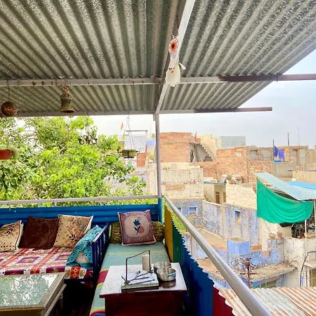 Bob Hostel-2