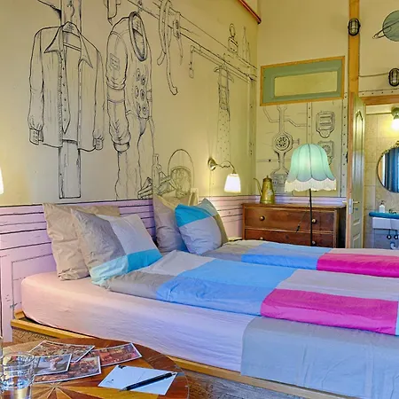 Lavender Circus Hostel, Doubles & Ensuites-3