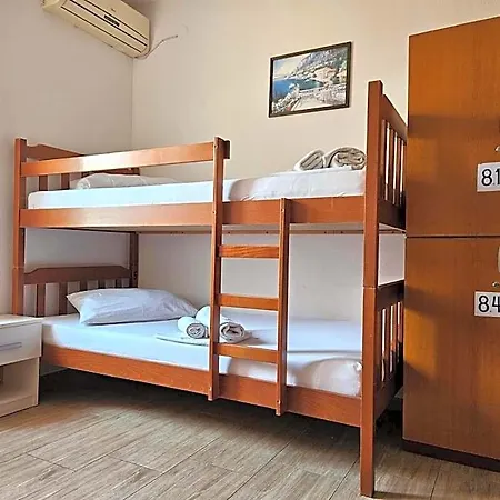Luka'S Lodge Guesthouse & Hostel-2