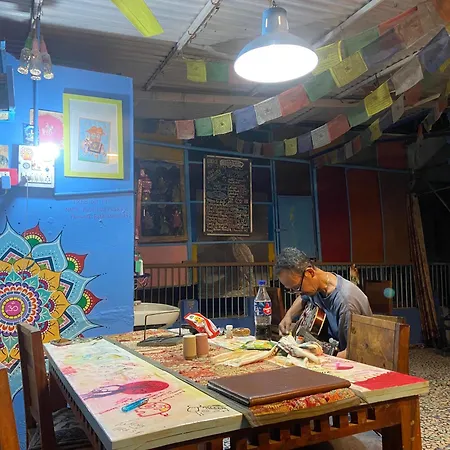 Bob Hostel-3