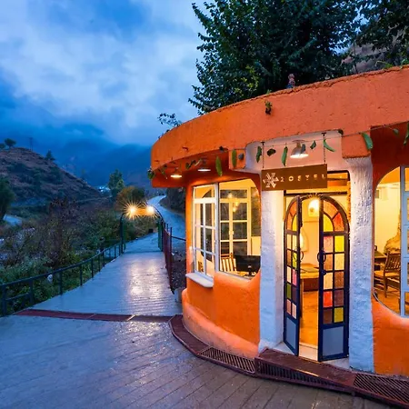 Zostel Plus Mussoorie, Kempty-2