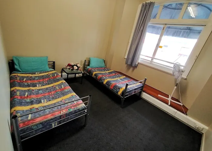 Surf 'N' Snow Backpackers Across Sky Tower Hostel Auckland